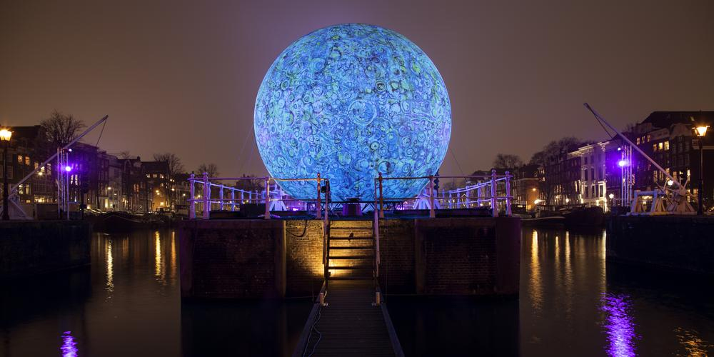 Cardinal Promotion - Bordeaux Brazza : revue Sud Ouest - « Moonburn » va briller pendant tout le festival dans le port de la Lune. © Crédit photo : Janus van den Eijnden